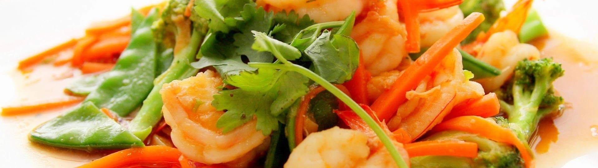 Shrimp stir-fried broccoli with carrot, Thai food